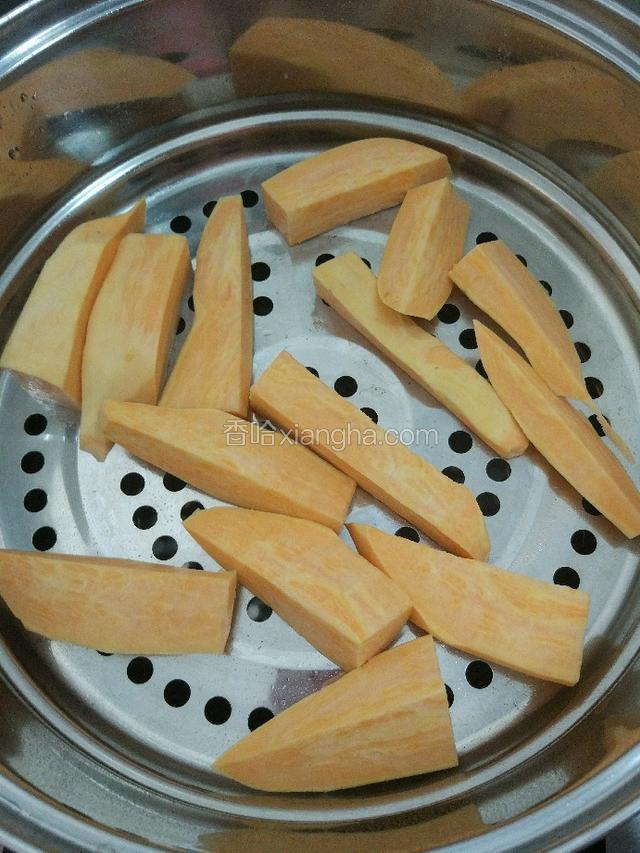 削皮切块的红薯放进锅里蒸熟