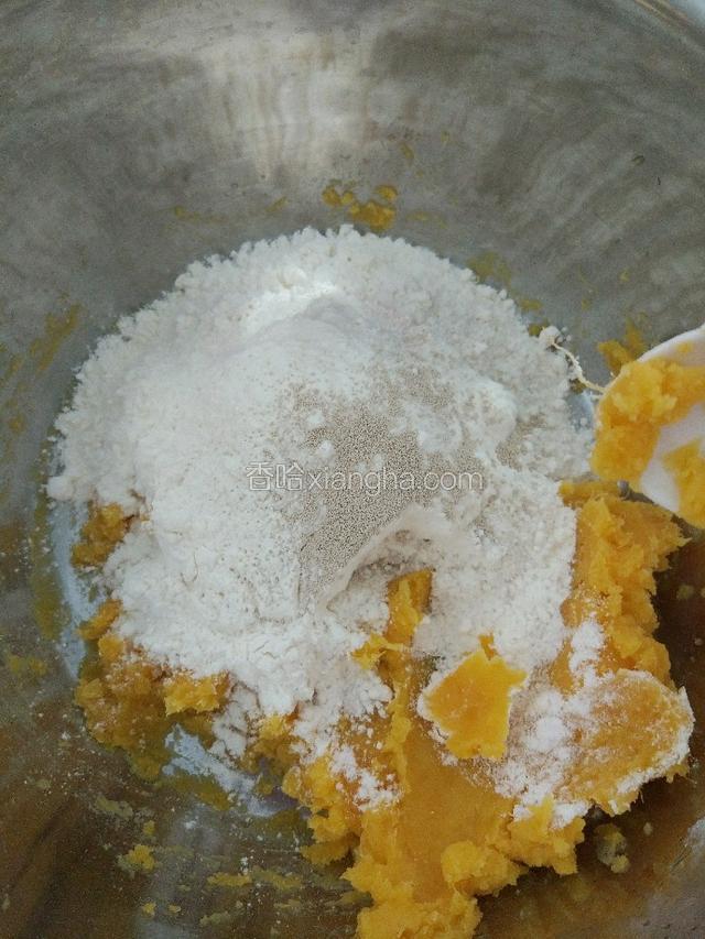 然后加入适量的面粉和酵母粉，用温水和面