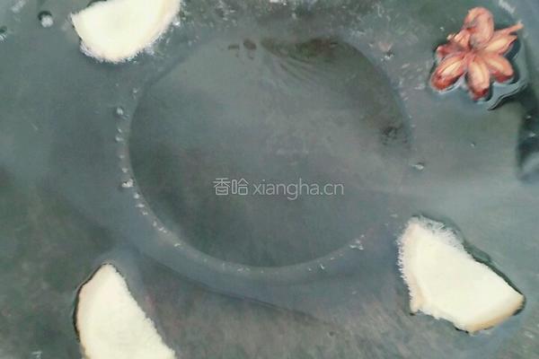 五花肉炖白菜粉条的做法图解2