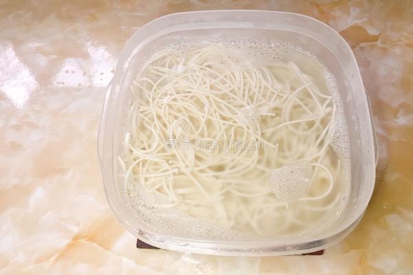 雪菜肉丝炒面的做法图解2