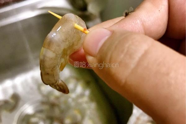 酸甜虾的做法图解2