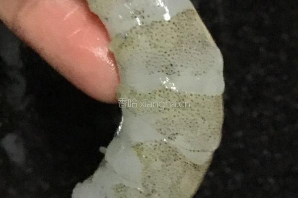 红椒青笋炒虾仁的做法图解1