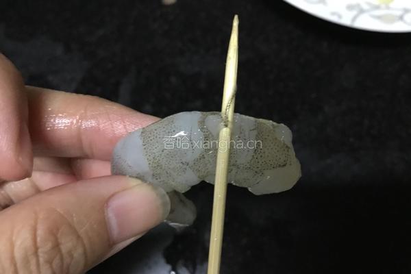 红椒青笋炒虾仁的做法图解2