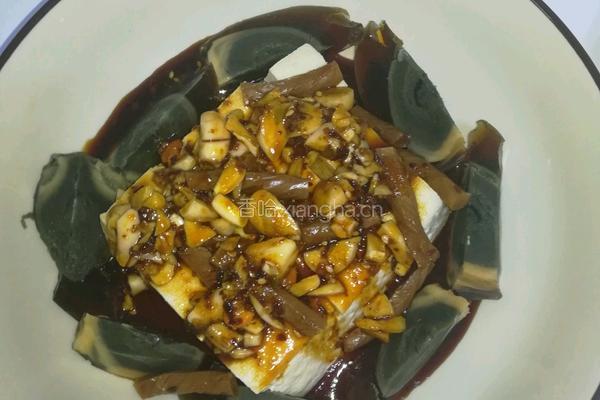 皮蛋豆腐的做法图解2