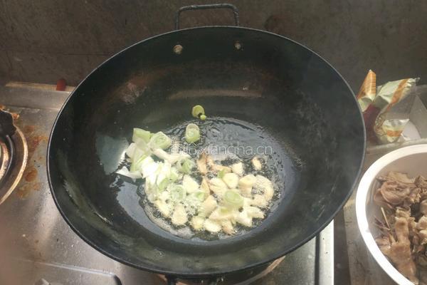 香菇土豆炖鸡的做法图解6