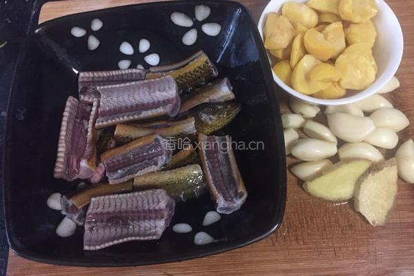 板栗炖黄鳝的做法图解11
