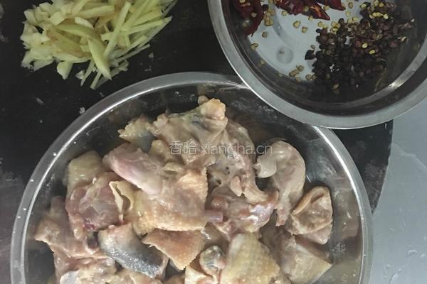 香辣辣子鸡的做法图解1