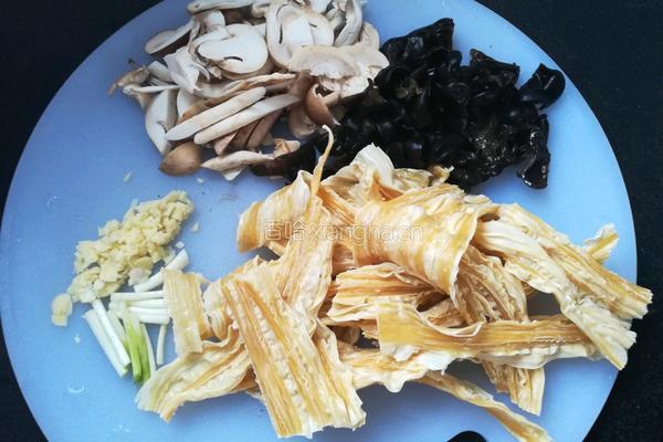 腐竹木耳炒蘑菇的做法图解1