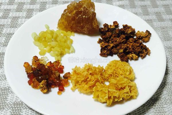 金耳银耳雪莲子桃胶羹的做法图解1