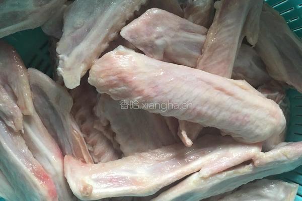 香辣鸭翅的做法图解1
