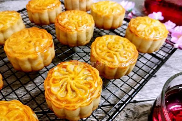 广式月饼（50克莲蓉蛋黄馅）的做法图解1