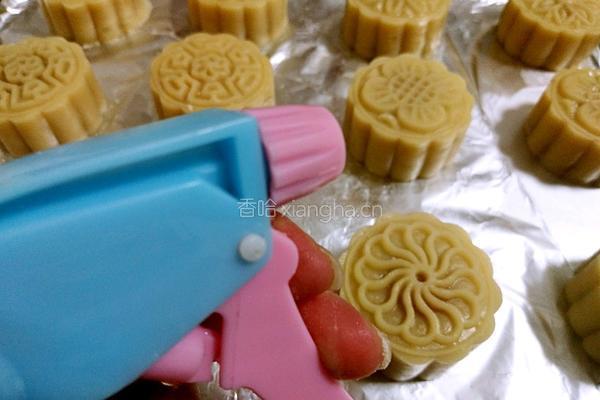 广式月饼(50克莲蓉蛋黄馅)的做法图解28