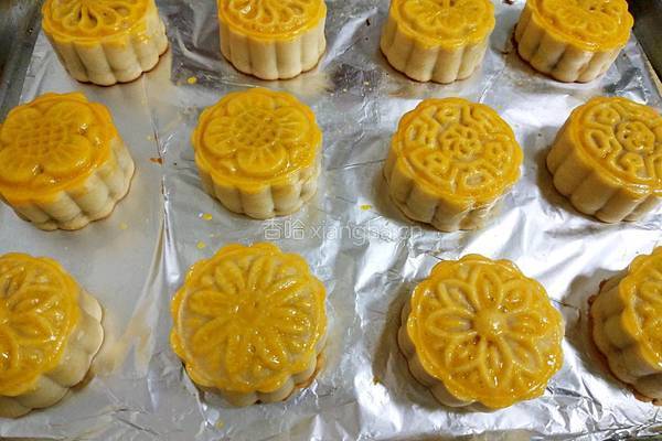广式月饼(50克莲蓉蛋黄馅)的做法图解32