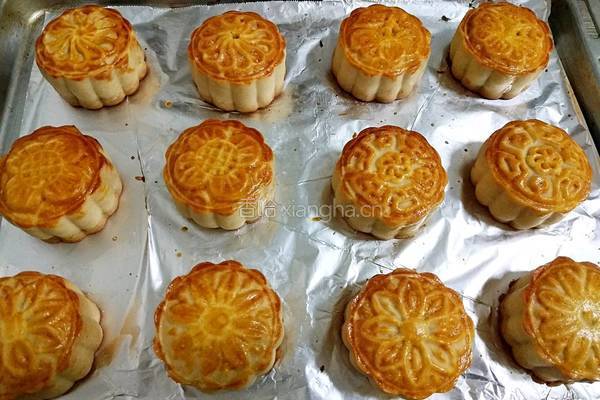 广式月饼(50克莲蓉蛋黄馅)的做法图解34
