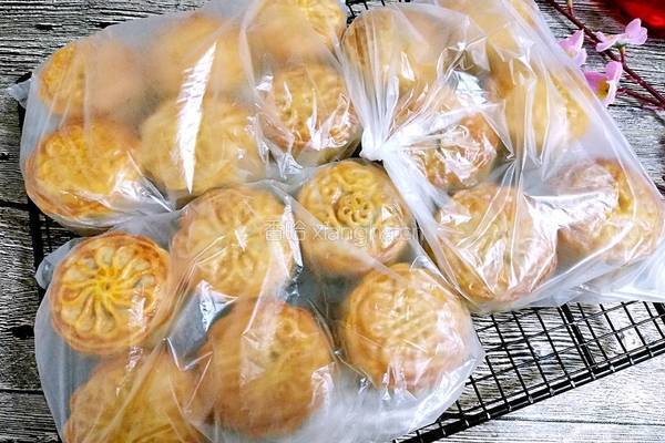 广式月饼(50克莲蓉蛋黄馅)的做法图解37