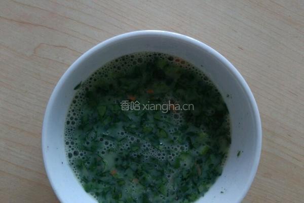 鸭蛋菠菜芝麻碎蒸糕的做法图解1