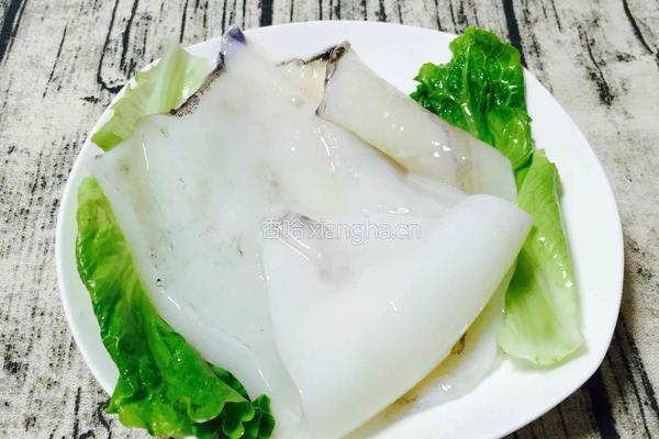 香煎墨鱼饼的做法图解1