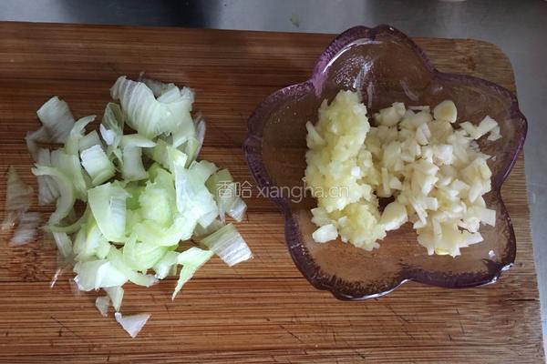 排骨炖豆角的做法图解1