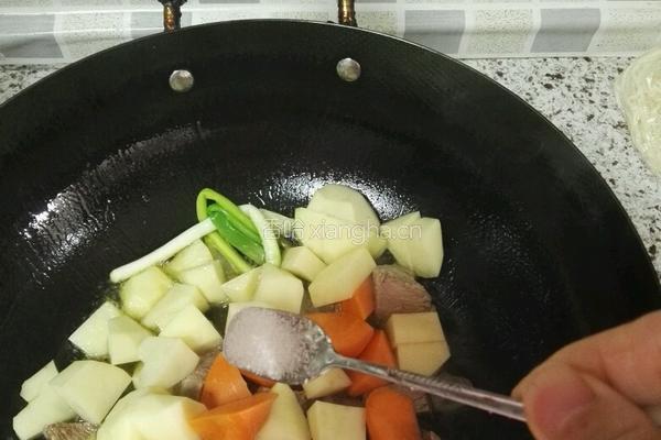土豆茄汁烩牛肉的做法图解8