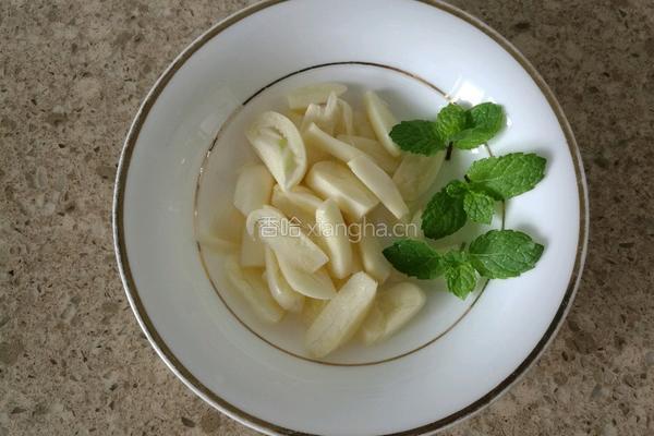 牛肝菌茭白小炒肉的做法图解2