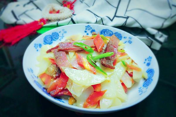 土豆片炒腊肉的做法图解1