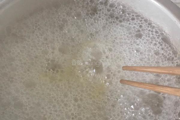羊尾笋土鸡煲的做法图解6