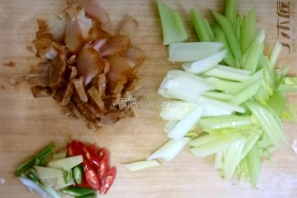 腊肉炒芹菜的做法图解2