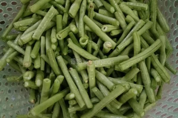 蒜蓉炒豇豆的做法图解1