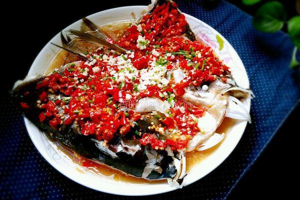 剁椒鱼头的做法图解11