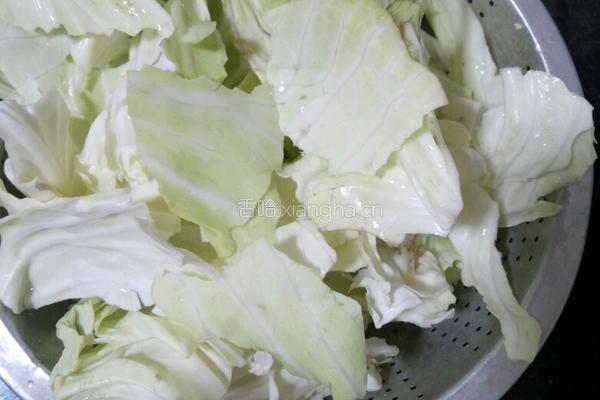 炝炒手撕包菜的做法图解3