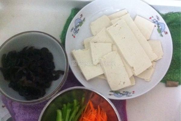 三丝炒豆腐的做法图解1