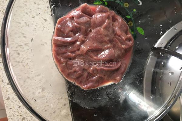 丝瓜猪肝汤的做法图解1