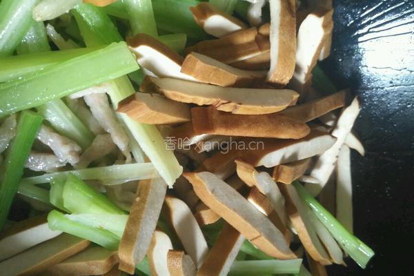 肉丝香干炒西芹的做法图解7