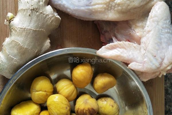 板栗煲鸡汤的做法图解1