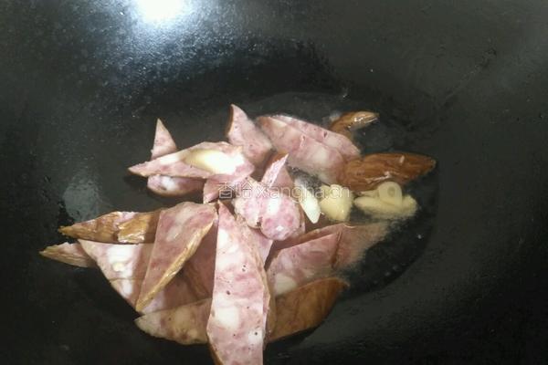 红肠炒菌菇的做法图解3
