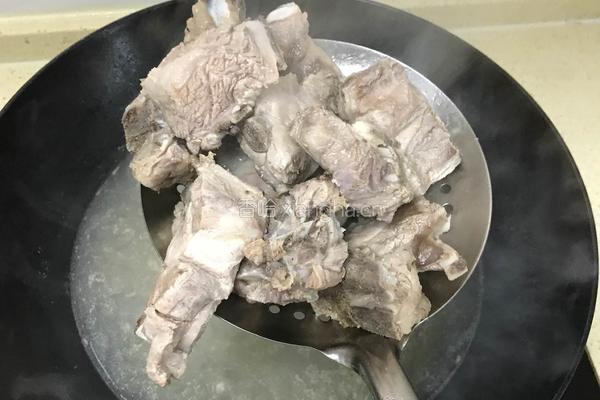 排骨竹荪枸杞汤 的做法图解5
