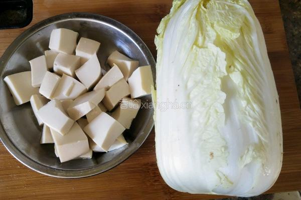 白菜烧豆腐的做法图解1