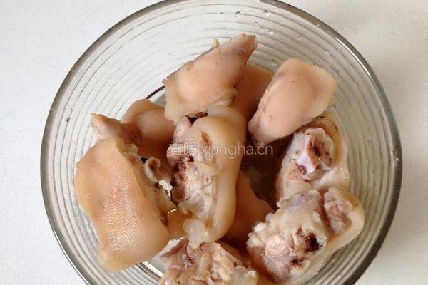 猪脚焖黄豆的做法图解1
