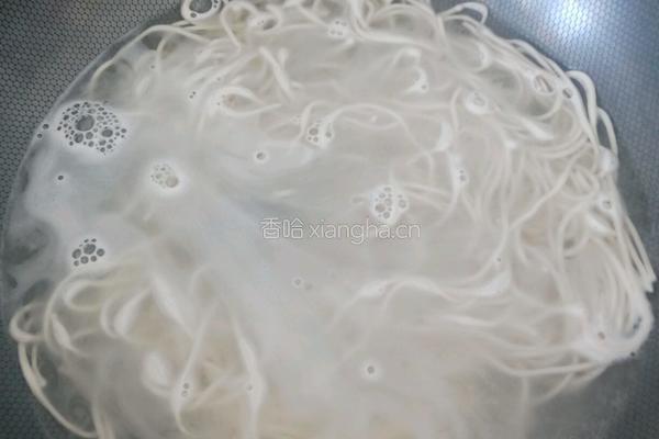 火腿炒面的做法图解2