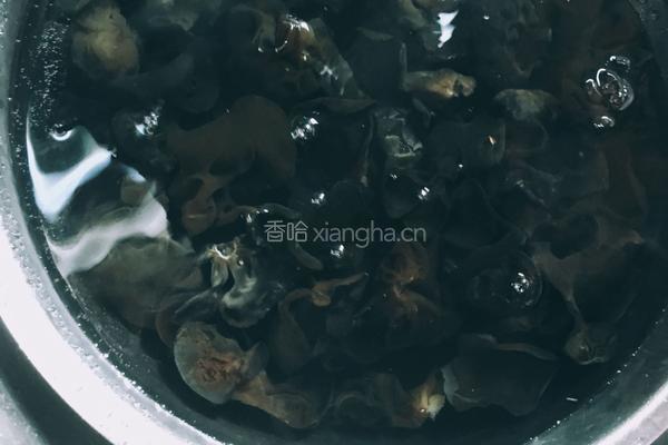 酸辣黑木耳的做法图解1
