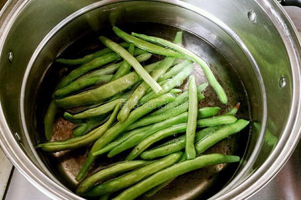 猪肉芸豆馅饺子的做法图解1