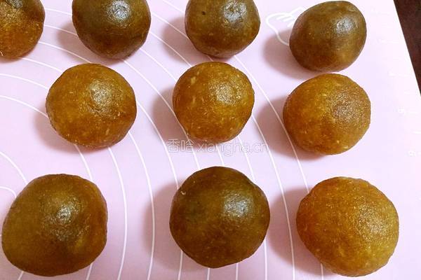 广式月饼（100克凤梨蛋黄馅）的做法图解9