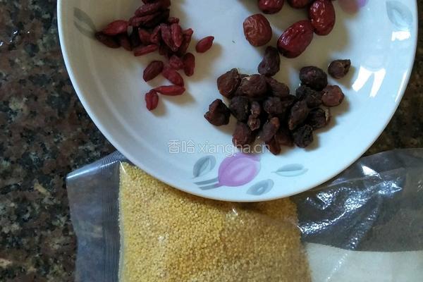 桂圆红枣小米粥的做法图解1
