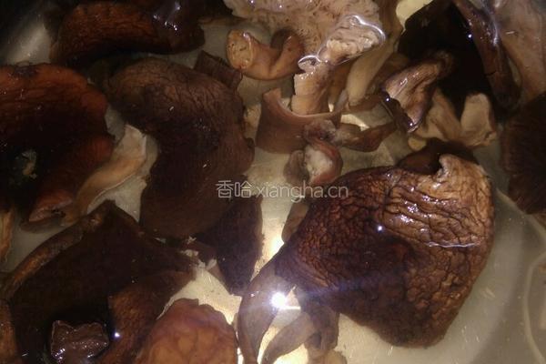 腊肉炖杂菌的做法图解3
