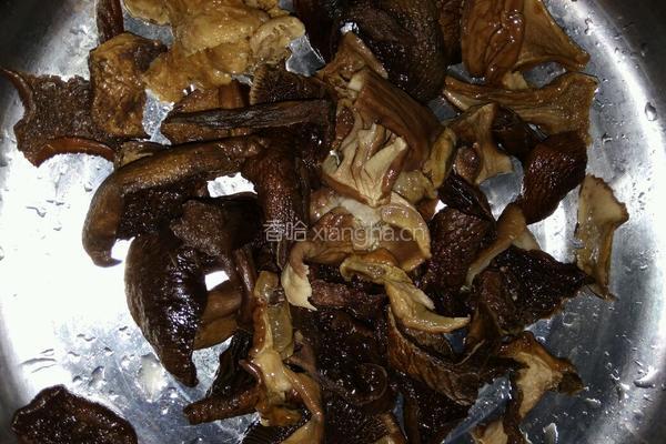 腊肉炖杂菌的做法图解4