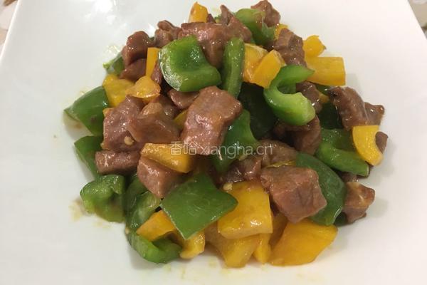 彩椒炒牛肉粒的做法图解1