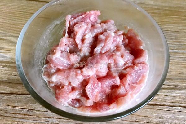 口蘑炒瘦肉的做法图解2
