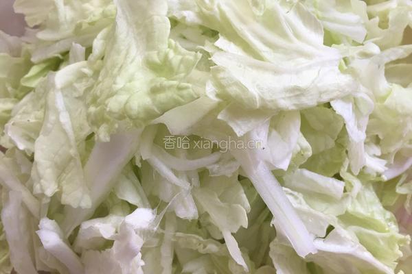 白菜猪肉炖粉条的做法图解2