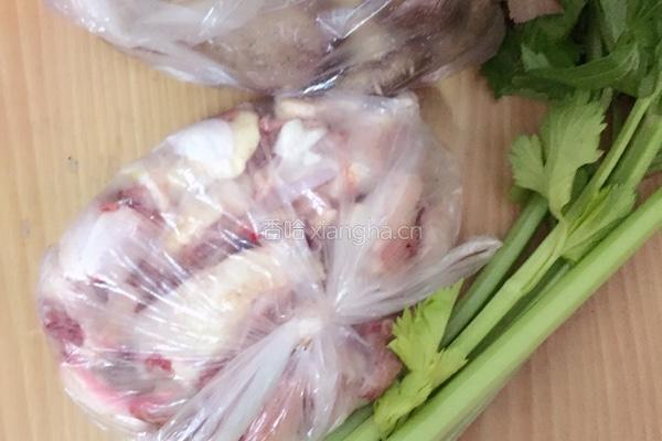 香菇滑鸡的做法图解1