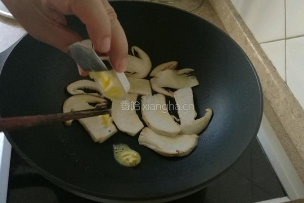 黄油煎松茸的做法图解3